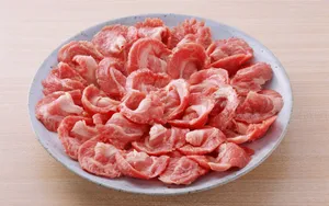餐桌上的雪花牛肉图片_3