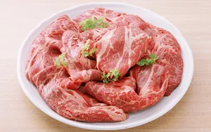 餐桌上的雪花牛肉图片_6