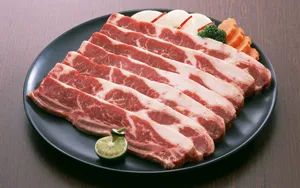 餐桌上的雪花牛肉图片_11