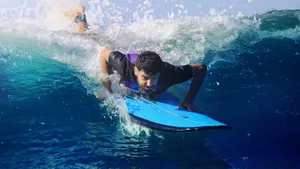 惊险的海上冲浪图片_12
