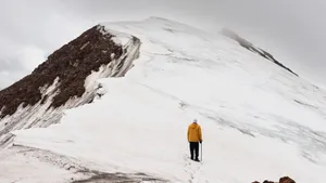 攀登雪山图片_2
