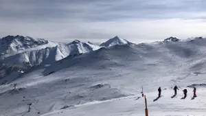 天然雪山滑雪场图片_2