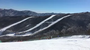 天然雪山滑雪场图片_4