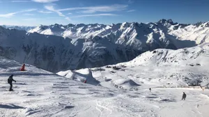 天然雪山滑雪场图片_7