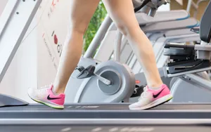 美女跑步机和室外跑步运动图片_7