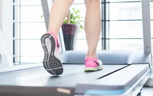 美女跑步机和室外跑步运动图片_8