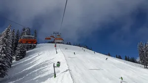 冬季滑雪场滑雪图片
