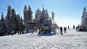 冬季滑雪场滑雪图片_3