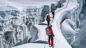 极限运动登雪山壁纸