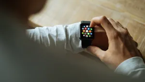手腕上的智能手表图片_5