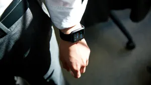 手腕上的智能手表图片_6