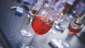 高脚杯中的红酒图片_3