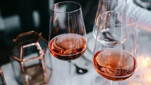 高脚杯中的红酒图片_5