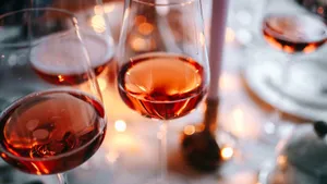 高脚杯中的红酒图片_7