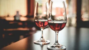 高脚杯中的红酒图片_9