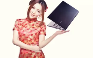 旗袍美女与笔记本电脑壁纸_8