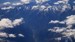 云雾缭绕的昆仑山风景壁纸_9
