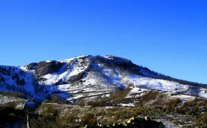 新疆昌吉奇台雪山风光壁纸