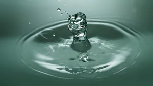 水滴入水中起的涟漪图片_3