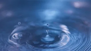 水滴入水中起的涟漪图片_4