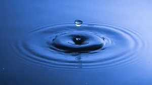 水滴入水中起的涟漪图片_7