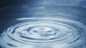 水滴入水中起的涟漪图片_9