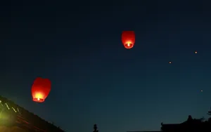 节日放飞孔明灯图片_8