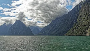 新西兰南岛米尔福德峡湾风景图片_4