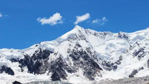 壮观秀丽的雪山图片_2