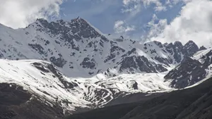 壮观秀丽的雪山图片_4