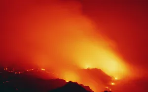 火山喷发的壮丽景观壁纸_2