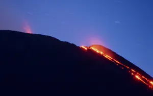 火山喷发的壮丽景观壁纸_5