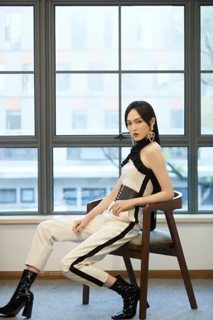 唐嫣连体裤甜飒时尚写真图片_2
