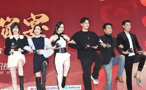 唐嫣黑白露肩装性感白皙美照图片_6