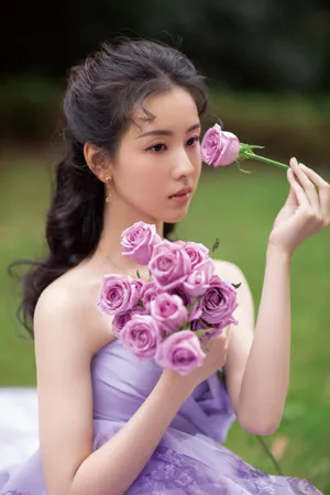 陈都灵紫色长裙优雅写真图片