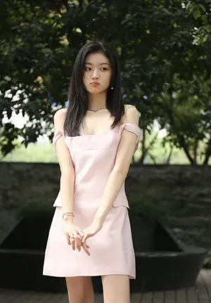孙千粉色短裙娇俏性感写真_5