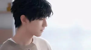 王俊凯紫色卫衣慵懒干净写真图片_8