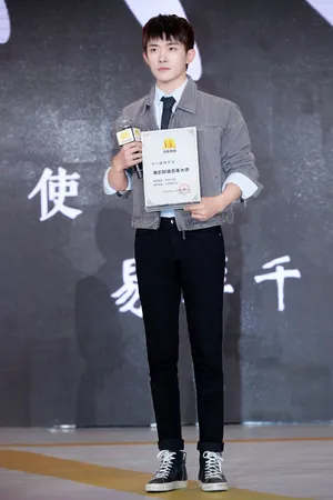 易烊千玺活力清新活动照图片