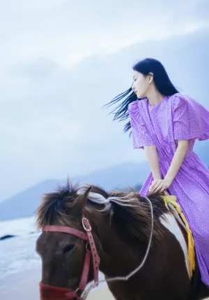 章若楠紫裙甜美可人写真图片
