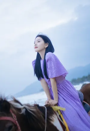 章若楠紫裙甜美可人写真图片_3