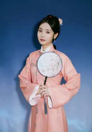 邢菲粉黛刺绣古装造型优雅写真_7