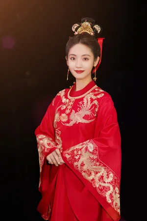 邢菲红嫁衣造型优雅气质写真_5
