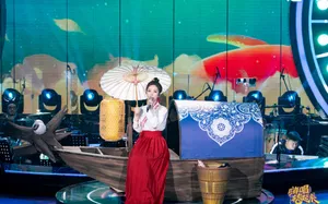 冯提莫汉服纸伞优雅舞台照图片