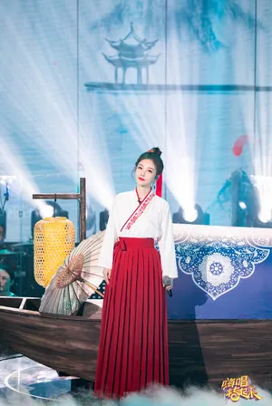 冯提莫汉服纸伞优雅舞台照图片_1