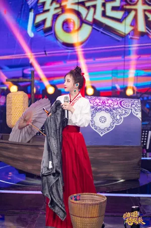 冯提莫汉服纸伞优雅舞台照图片_2