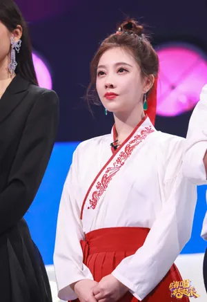 冯提莫汉服纸伞优雅舞台照图片_5