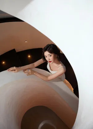 毛晓彤吊带白裙性感写真图片