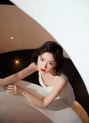 毛晓彤吊带白裙性感写真图片