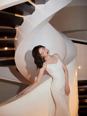 毛晓彤红唇微卷性感优雅写真图片_1