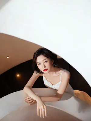 毛晓彤红唇微卷性感优雅写真图片_4